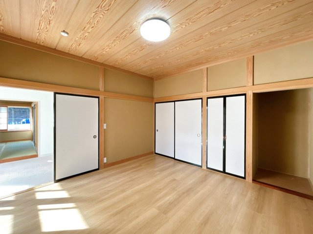 北茨城市大津町字五浦1丁目　中古戸建の洋室|【リフォーム完成〔和洋室8帖〕】床は畳からフローリング張りへ、襖も張替えて明るく清潔感のある空間に仕上がりました。