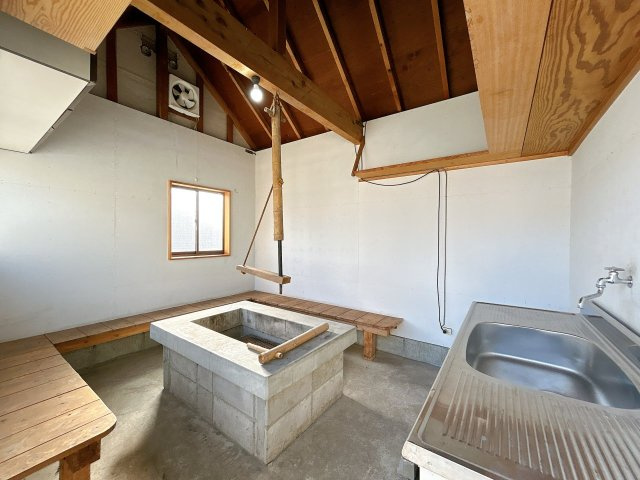 北茨城市大津町字五浦1丁目　中古戸建のその他|【リフォーム完成〔附属建物（浜焼き小屋）〕】灰の撤去とその他クリーニングを行いました。