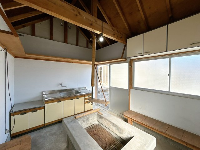 北茨城市大津町字五浦1丁目　中古戸建のその他|【リフォーム完成〔附属建物（浜焼き小屋）〕】焼き台には火元がありませんので炭焼きで浜焼きを楽しめます。灰の撤去、その他クリーニングを行いました。
