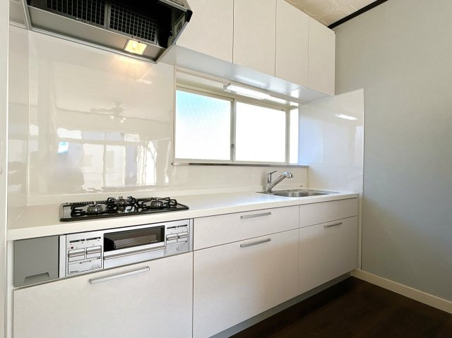 北茨城市大津町字五浦1丁目　中古戸建のキッチン|【リフォーム完成〔キッチン〕】新しく交換したハウステック製のキッチンになります。キッチンは「海岸近くの家」ということで明るい雰囲気のフェルトバニラという白色を選択しました。