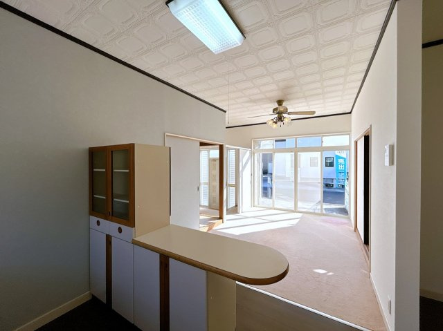 北茨城市大津町字五浦1丁目　中古戸建の居間・リビング|【リフォーム完成〔LDK 約10.5帖〕】キッチン交換、壁クロス張替え、床クリーニングを行いました。