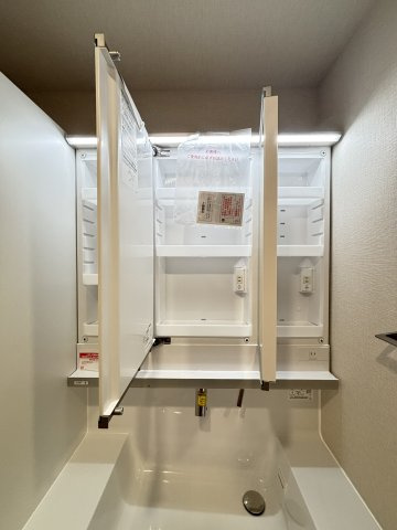 トーカンキャステール山本通りの独立洗面台|【3面ミラーキャビネット】収納力があり、洗面用品をすっきり収納できます