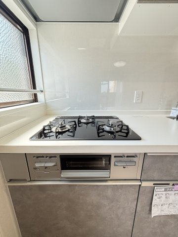 トーカンキャステール山本通りのキッチン|【ガスコンロ】3口コンロ・グリル付きのガラストップ仕様でお料理も快適