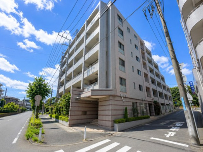 【外観】 | 藤和シティホームズあざみ野　ペット飼育可/あざみ野駅5分/EV有/オートロック/有新耐震 | ◆爽やかな青空の下に贅沢なほどに降り注ぐ陽光、豊かな居住性と、クオリティが見事に調和した住空間は、住まうことの喜びを感じさせてくれます。ゆとりある広い敷地で開放的なお住まいです。