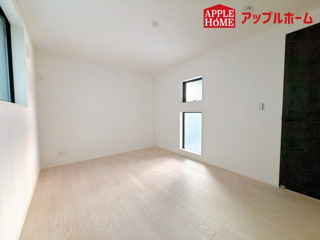 さいたま市中央区下落合201の洗面所|三面鏡付きの洗面化粧台ですので、たっぷりと収納いただけます。白を基調とした清潔感のある快適空間です。毎日の身支度も気持ち良くお使い頂けます！！