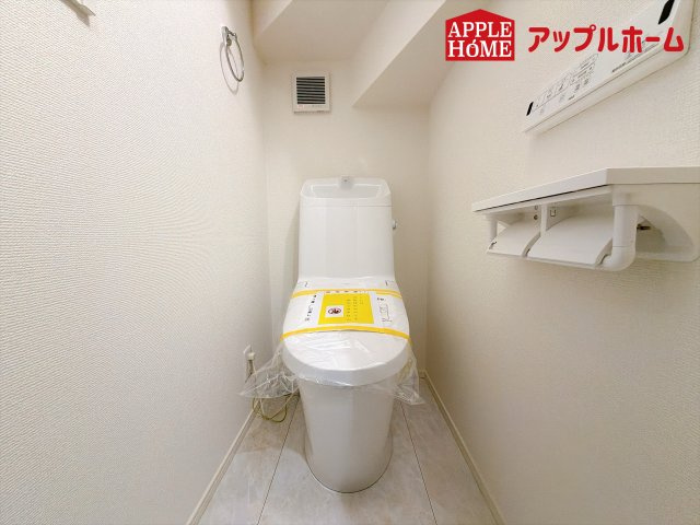 さいたま市中央区下落合201のトイレ|白を基調とした清潔感のある明るい空間。温水洗浄便座付きで、毎日快適・清潔に使用できます。操作しやすい壁面リモコンを採用しています。