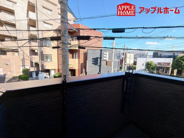 さいたま市中央区下落合201のバルコニー|奥行を広めに取ったバルコニー♪家族分の洗濯物もしっかり干せます。日当たりも良く、毎日のお洗濯が楽しくなりそう♪