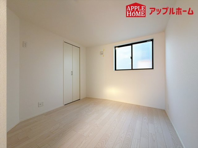 さいたま市中央区下落合201の洋室|クローゼット付きの洋室は、収納スペースが豊富で部屋全体がすっきりと片付きやすいのが特徴です。衣類や荷物を整理しやすく、生活感を抑えた洗練された空間を保てます。