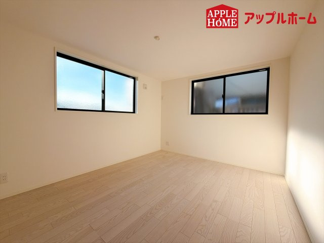さいたま市中央区下落合201の洋室|充分な広さの収納を備え、風通しも良く、大変居心地の良い採光良好な洋室は、快適空間。プライベートの時間もゆったりお寛ぎ頂けそうですね！