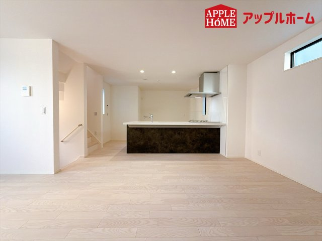 さいたま市中央区下落合201の居間・リビング|大きな窓のあるリビングは、陽光あふれる明るい空間です。居心地良く、ご家族皆がゆったり寛げる憩いの空間となりそうです。
※家具はCGです