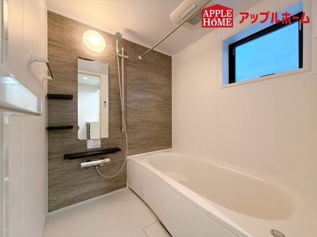さいたま市中央区下落合201の浴室|窓付きのバスルームは、採光もあり明るく気持ちの良い空間です。窓があることで、換気環境も良好。掃除もスムーズに出来ます