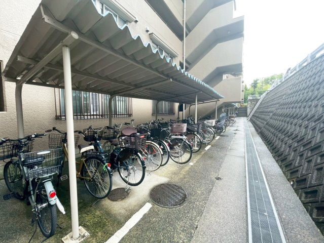 日興千里丘スカイマンションB棟の駐車場|駐車スペースもあります