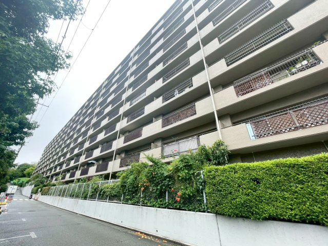 日興千里丘スカイマンションB棟の外観|外観は落ち着いています