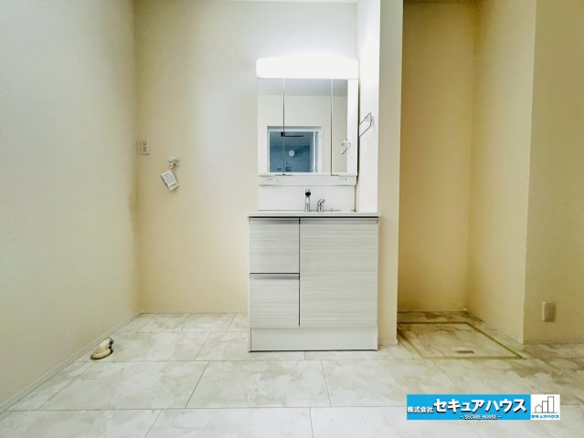 【本日ご案内可能】大府市吉川町　全2棟の独立洗面台|【洗面台】
◆鏡の裏にはたっぷりと収納スペースを標準装備！
◆電源を付属しているのでドライヤーなど利用できます。
◆広々とした洗面室のため洗面台の右側にタオルなどを置く棚を設置することも可能です♪　　