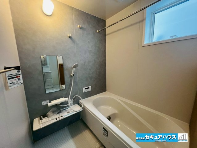【本日ご案内可能】大府市吉川町　全2棟の浴室|【浴室】
◆アクセントパネルで落ち着きのある雰囲気を演出します。毎日の疲れを癒やすバスタイムをお楽しみ下さい！
◆窓付きで、カビの繁殖を抑える効果があります。
◆追い炊き機能を備えたオートバスです。　