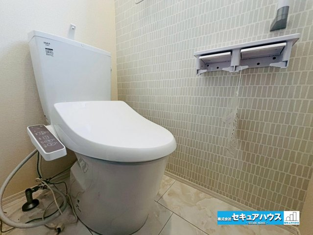 【本日ご案内可能】大府市吉川町　全2棟のトイレ|【高機能トイレ】
◆高機能トイレの多くは便器のフタの開閉が自動であり、使用後に手動で水を流す面倒もなく非常に便利です。スタイリッシュな見た目で、お掃除しやすく、節水効果が高いです。　　　　　　　　　　