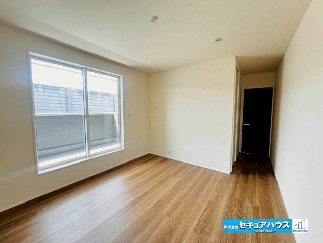 【本日ご案内可能】大府市吉川町　全2棟の洋室|【洋室8帖】
◆広々とした居住空間は日々の暮らしを彩り、心のやすらぎと満足感を与えてくれます。通風と採光を考慮した設計は子供たちはのびのび育ち、家族でくつろぎと団らんを生み出します。　　　　　　　　　