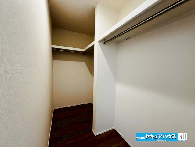 【本日ご案内可能】大府市吉川町　全2棟の収納|【洋室8帖のウォークインクローゼット】
◆広々としたウォークインクローゼット付きのお部屋です。ダウンライト付きのため、明るいところでお洋服や荷物を探すことができます。　　　　　　　　　　　　　　　　　