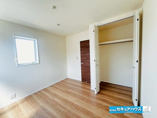 【本日ご案内可能】大府市吉川町　全2棟の洋室|【洋室5.5帖】
◆お子様のお部屋や主寝室、来客時の宿泊室、趣味のお部屋としてもご利用いただけます♪
◆全居室収納付きのため、各居室ごとにお洋服や荷物をしまうことができます。