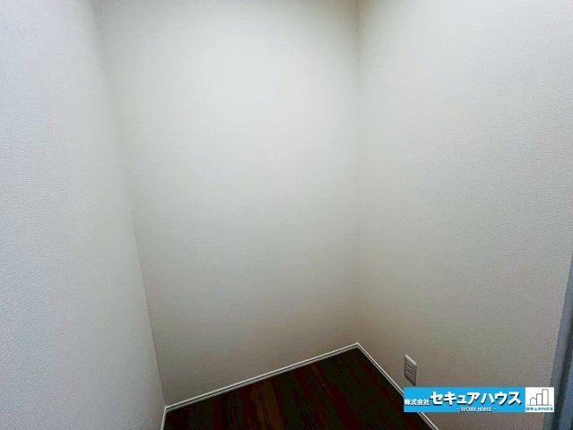 【本日ご案内可能】大府市吉川町　全2棟の収納|【2階廊下収納1.5帖】
◆2階廊下にファミリークローゼット付きです♪各居室を経由せず、廊下から荷物を取り出すことができるため便利な収納スペースです。自由に使うことのできる設計が魅力です。　　　　　　