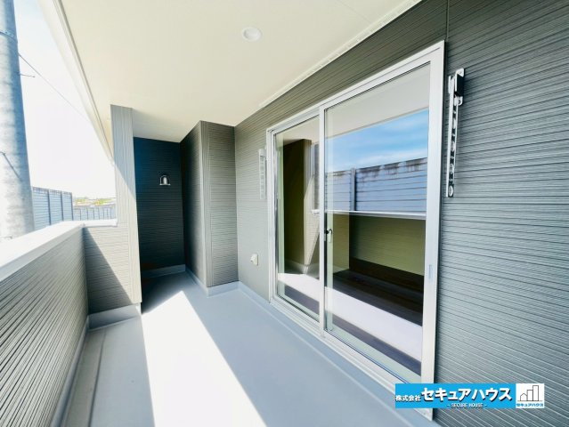 【本日ご案内可能】大府市吉川町　全2棟のバルコニー|【洋室8帖から出られるインナーバルコニー】
◆見晴らしもよく、太陽の光と爽やかな風を受けたお洗濯物はあっという間に乾きます。
◆急な天候の変化にも安心なインナーバルコニーです。　　　　　　　　　　　　