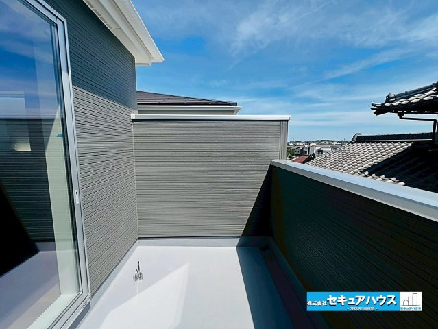 【本日ご案内可能】大府市吉川町　全2棟のバルコニー|【洋室5.4帖から出られるバルコニー】
◆2面バルコニーのため陽当たりや通風に優れた設計のお家です♪
◆洗濯物の多い日は2つのバルコニーで干すことができるためとても便利です。　　　　　　　　　　　　　