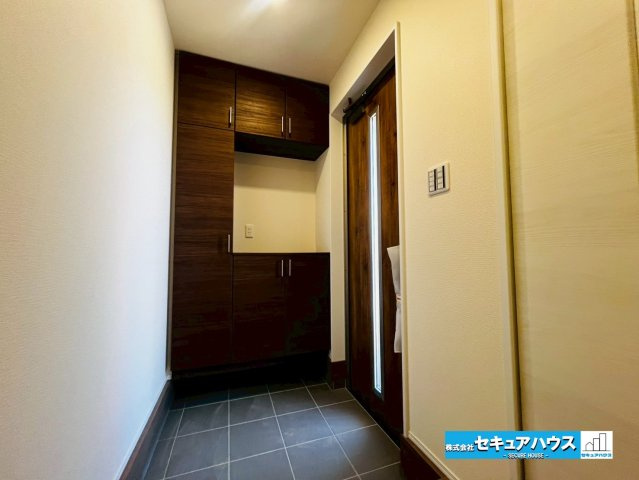【本日ご案内可能】大府市吉川町　全2棟の玄関|【玄関】
◆採光・通風にも配慮された設計で毎日明るい空間をキープします♪
◆玄関には収納豊富なシューズボックスが設置されています。家族の靴もすっきりと片付きます。
◆ダブルロックキーで防犯面も安心♪　