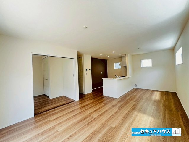 【本日ご案内可能】大府市吉川町　全2棟の居間・リビング|【LDK17.3帖】
◆通学から帰宅し、リビングルームで会話を楽しむ子ども達。リビングから臨む景色は太陽色に染まり、解放感溢れゆったりとしたひと時を過ごすことが出来る素敵な空間です。　　　　　　　　　