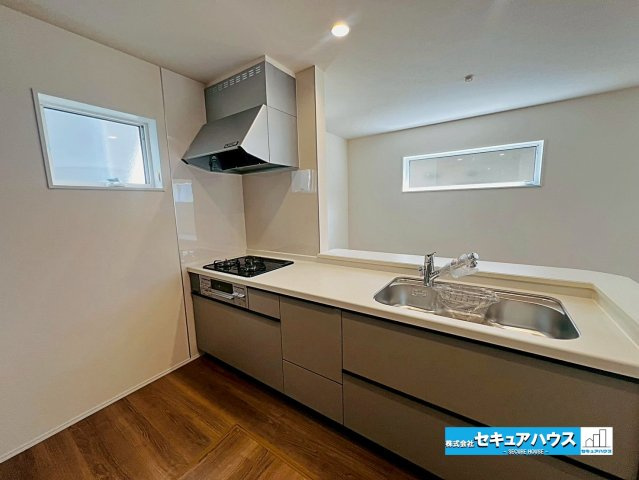 【本日ご案内可能】大府市吉川町　全2棟のキッチン|【キッチン】
◆同時にたくさんの料理が調理できる3口コンロ。「焼く・蒸す・煮る」の工程を同時進行で進めることができるので、料理を素早く作ることができます。育児でバタバタ忙しいママに嬉しい♪　　　　　　