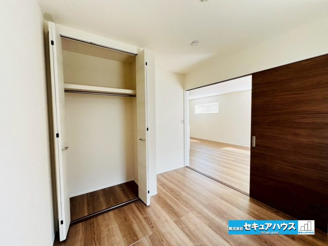 【本日ご案内可能】大府市吉川町　全2棟の洋室|【1階洋室4.6帖】
◆リビングに続く洋室は扉を開ければリビングと一体化して利用することができ、開放感が増します。来客時には扉を閉めて客間としても利用することができる汎用性の高さが魅力です。　　　　
