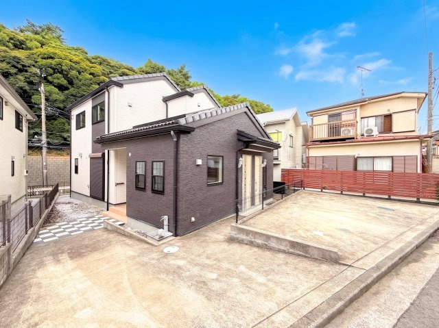 港南区芹が谷1丁目　中古戸建て　第3の外観|◆一戸建てを中心とした街並みが整然と続き、周辺は高い建物が建っていないので、緑の多い閑静な趣を感じる環境です。街並みや周辺環境も重要なポイントです！！