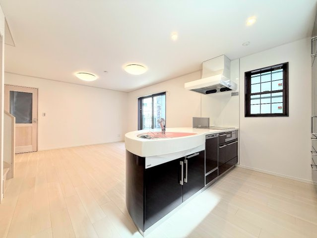 港南区芹が谷1丁目　中古戸建て　第3のキッチン|◆キッチンからダイニングやリビングが見渡せるキッチン。料理をしながら家族とコミュニケーションをとれるだけでなく、大きな開放感も得られることができます。
