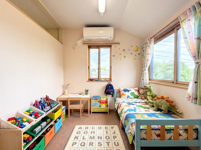 戸塚区川上町　中古戸建て　第１の洋室|◆子どものスタディ空間として、あるいは書斎やホビールームとして生活スタイルに合わせて使えるプライベートルーム。居心地のいい落ち着いたインテリアが似合います。(家具はイメージです)
