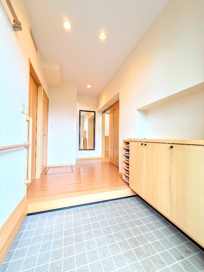 戸塚区川上町　中古戸建て　第１の玄関|◆明るい玄関です！散らかりやすい玄関もスッキリする大容量のシューズボックス付き。