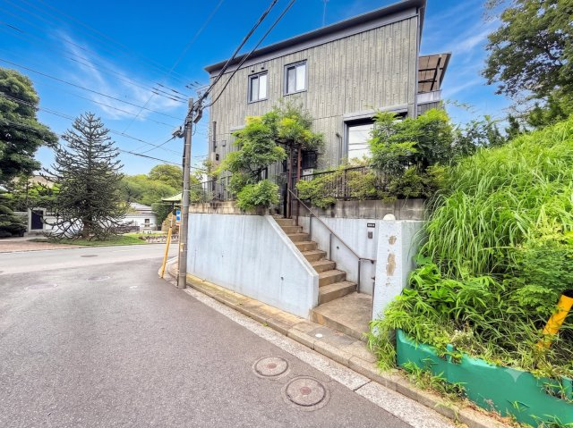 戸塚区川上町　中古戸建て　第１の外観|◆一戸建てを中心とした街並みが整然と続き、周辺は高い建物が建っていないので、緑の多い閑静な趣を感じる環境です。街並みや周辺環境も重要なポイントです！！