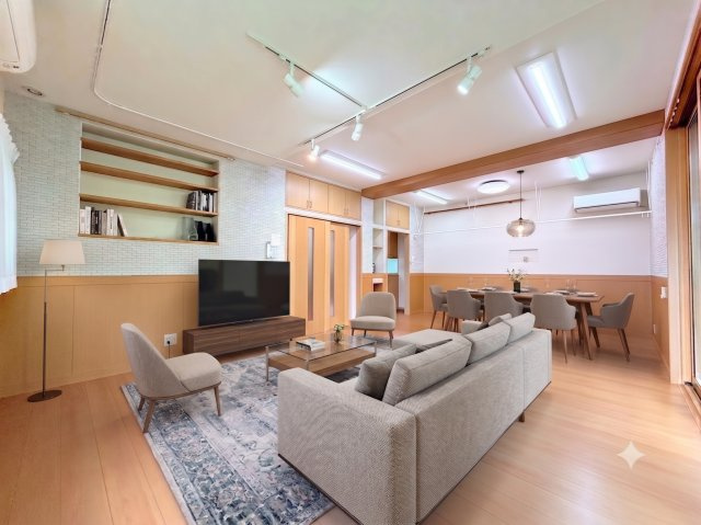 戸塚区川上町　中古戸建て　第１の居間・リビング|◆リビングは一日中太陽の光が射し込みます。家族が集まる空間は、自然と笑顔が溢れます！(家具はイメージです)