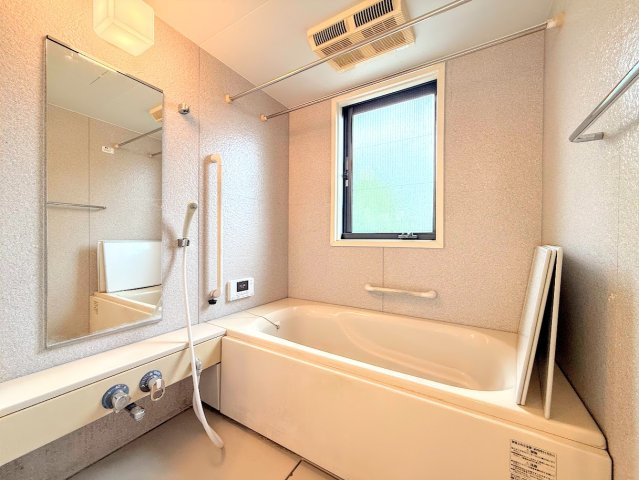戸塚区川上町　中古戸建て　第１の浴室|◆お子様と一緒にバスタイムを楽しめる広々空間。浴室乾燥機付で心地よいバスタイムを実現します。