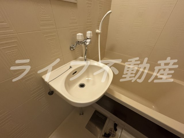 メゾンホワイティの洗面所|明るい洗面所です