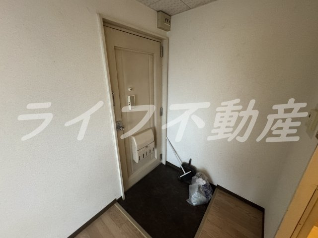 メゾンホワイティの玄関|収納もある玄関です