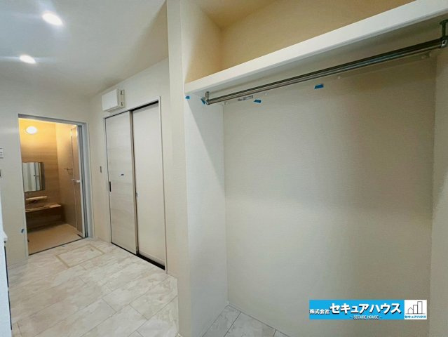 【本日ご案内可能】大府市吉川町　全2棟の洗面所|【洗面室】
◆収納棚×ハンガーパイプ付きです。雨の日は室内干しスペースとして干すこともできます。棚部分にはタオルや洗剤などを置くことができ、洗面スペースがすっきりと片付きます。　　　　　　　　　　　　