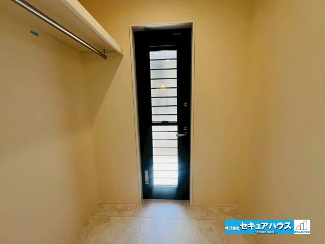 【本日ご案内可能】大府市吉川町　全2棟の洗面所|【洗面室】
◆洗面室には勝手口付きです。泥や濡れた洋服などを部屋を経由せずに洗濯機に入れることのできる便利な動線です。　　　　　　　　　　　　　　　　　　　　　　　　　　　　　　　　　　　　　　　　　