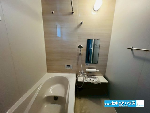 【本日ご案内可能】大府市吉川町　全2棟の浴室|【浴室】
◆アクセントパネルで落ち着きのある雰囲気を演出します。毎日の疲れを癒やすバスタイムをお楽しみ下さい！
◆窓付きで、カビの繁殖を抑える効果があります。
◆追い炊き機能を備えたオートバスです。　