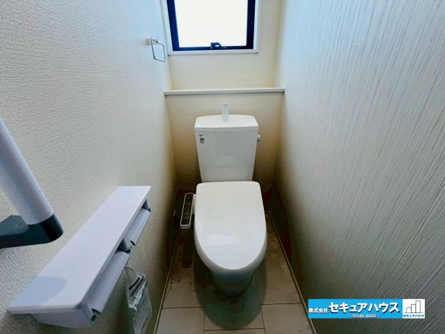 【本日ご案内可能】大府市吉川町　全2棟のトイレ|【高機能トイレ】
◆高機能トイレの多くは便器のフタの開閉が自動であり、使用後に手動で水を流す面倒もなく非常に便利です。スタイリッシュな見た目で、お掃除しやすく、節水効果が高いです。　　　　　　　　　　