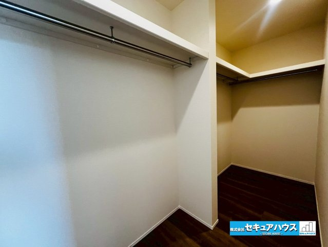 【本日ご案内可能】大府市吉川町　全2棟の収納|【洋室8帖の収納スペース】
◆広々としたクローゼット付きでお洋服を一面にしまうことができます。ダウンライト付きのため、明るいところでお洋服や荷物を探すことができます。　　　　　　　　　　　　　　　　　
