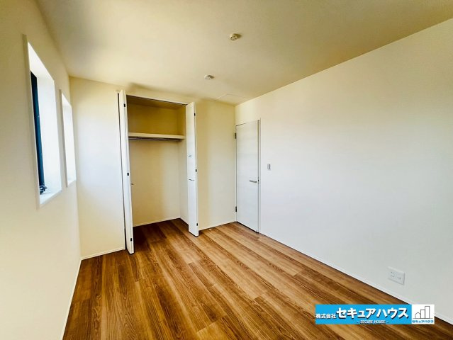【本日ご案内可能】大府市吉川町　全2棟の洋室|【洋室6帖】
◆お子様のお部屋や主寝室、来客時の宿泊室、趣味のお部屋としてもご利用いただけます♪
◆全居室収納付きのため各居室ごとにお洋服や荷物をしまうことが可能です。　　　　　　　　　　　　　　　　