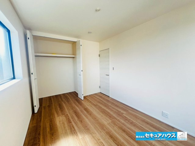 【本日ご案内可能】大府市吉川町　全2棟の洋室|【洋室6帖】
◆家族一人ひとりの大切なプライベート空間。趣味に合わせて使って頂けるようシンプルに仕上げてあります。暮らし心地を大きく左右する収納を、適材適所に配置し使い勝手を考慮しました。　　　　　　