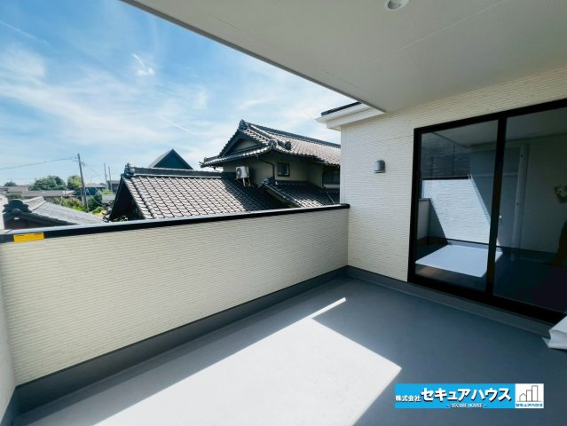 【本日ご案内可能】大府市吉川町　全2棟のバルコニー|【バルコニー】
◆見晴らしもよく、太陽の温かな温もりをめいっぱい受け止めてくれます。
太陽の光と爽やかな風を受けたお洗濯物はあっという間に乾きます。
◆急な天候の変化にも安心なインナーバルコニーです。