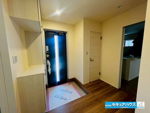 【本日ご案内可能】大府市吉川町　全2棟の玄関|【玄関】
◆採光・通風にも配慮された設計で毎日明るい空間をキープします♪
◆玄関には収納豊富なシューズボックスが設置されています。家族の靴もすっきりと片付きます。
◆ダブルロックキーで防犯面も安心♪　