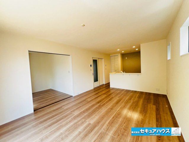 【本日ご案内可能】大府市吉川町　全2棟の居間・リビング|【LDK15.7帖】
◆通学から帰宅し、リビングルームで会話を楽しむ子ども達。リビングから臨む景色は太陽色に染まり、解放感溢れゆったりとしたひと時を過ごすことが出来る素敵な空間です。　　　　　　　　　