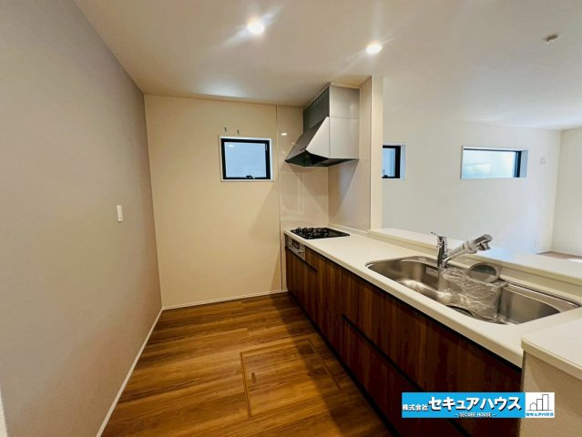 【本日ご案内可能】大府市吉川町　全2棟のキッチン|【キッチンスペース】
◆対面式キッチンのためリビングの様子を見ながら料理できます。
◆窓付きのため、匂いや熱気を逃がす役割があります。
◆キッチン背面はアクセントクロスを使用しお洒落な仕上がりです。　